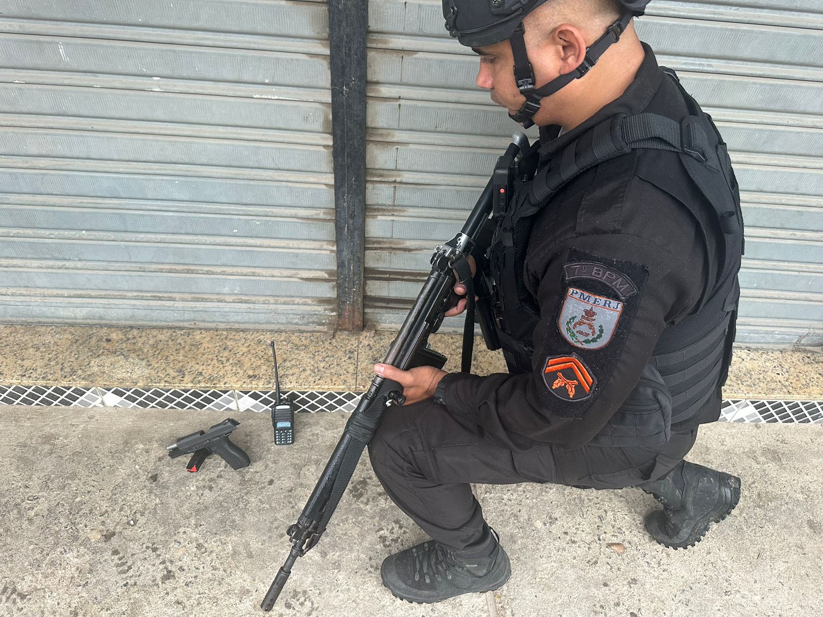 Pistola do tráfico é apreendida no bairro Rocha em São Gonçalo 